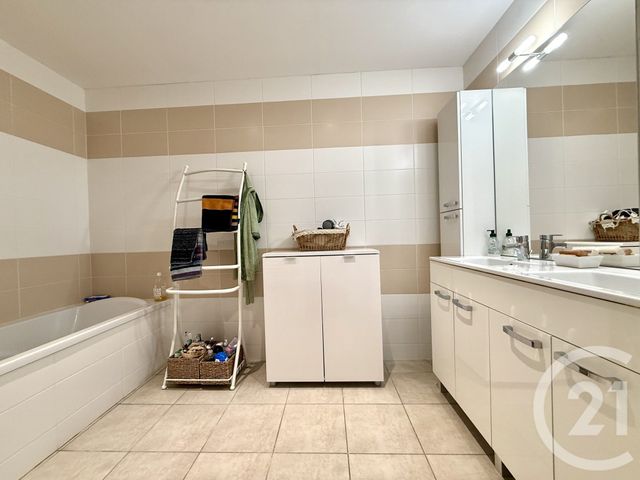 Appartement T4 à vendre - 4 pièces - 92.72 m2 - GENAS - 69 - RHONE-ALPES - Century 21 I.B.F.